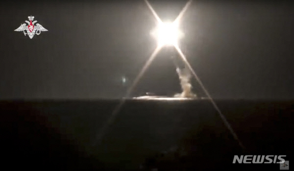 러시아의 극초음속 치르콘 순항미사일이 지난 10월4일 바렌츠해의 러시아 잠수함에서시험발사되는 장면. 러시아군은 이날 처음으로 핵잠수함에서 미래형 잠수함발사 극초음속 미사일 시험발사에 성공했다고 발표했다. 뉴시스