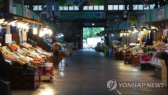 썰렁한 농수산물시장 [연합뉴스 자료사진]