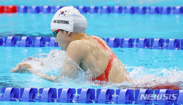 [도쿄(일본)=뉴시스] 최진석 기자 = 김서영이 27일 오전 도쿄 아쿠아틱스 센터에서 열린 2020 도쿄올림픽 수영 여자 200m 개인혼영 준결승 2조에 출전해 역영하고 있다. 2021.07.27.