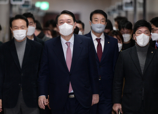 윤석열(왼쪽 두 번째) 국민의힘 대선후보가 21일 오전 국회에서 열린 ‘코로나19 극복을 위한 비상대책회의’에 참석하기 위해 걸어가고 있다. 국회사진기자단