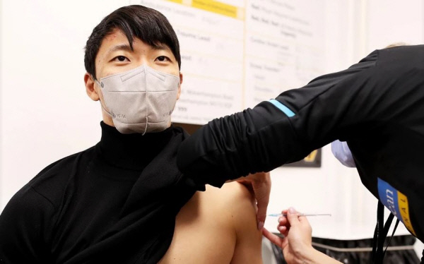 울버햄프턴의 황희찬이 21일(한국시간) 동료들과 함께 코로나19 추가 접종(부스터 샷)을 맞고 있다.  울버햄프턴 홈페이지 캡처