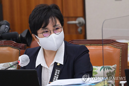 (서울=연합뉴스) 국민의힘 조수진 의원이 15일 오전 서울 여의도 국회에서 열린 법제사법위원회의 서울고등법원 등에 대한 국정감사에서 답변하고 있다. 2021.10.15 [국회사진기자단]