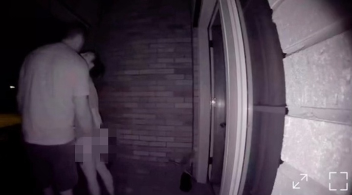 [서울=뉴시스] 케일리 크리스티나가 지난 10월24일 소셜미디어(SNS)에 게시한 영상 속에서 그의 남편이 낯선 여성과 입을 맞추고 있다. (출처 : kaylie271 TikTok 화면 캡처) 2021.12.21. *재판매 및 DB 금지