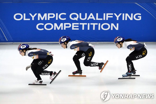 쇼트트랙 월드컵 女1500m 결승서 역주하는 최민정·김지유·이유빈[AP=연합뉴스]