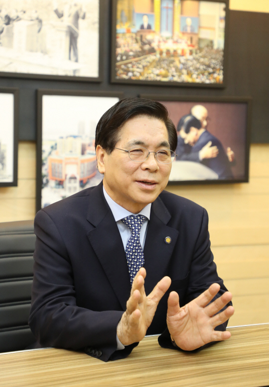 이영훈 목사는 “올해 성탄절에 예수 그리스도의 낮아짐, 섬김, 희생을 특별히 기억하며 우리 사회가 진정한 평화의 길로 한 발자국 나아가기를 간절히 바란다”고 했다.  순복음교회 제공