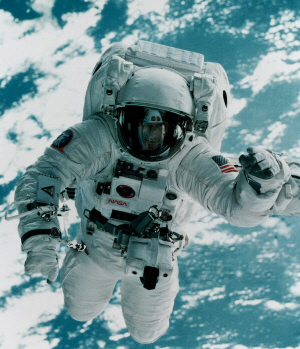 나사(미 항공우주국)의 우주비행사가 오메가의 스피드마스터를 착용하고 임무를 수행하고 있다.  오메가 제공