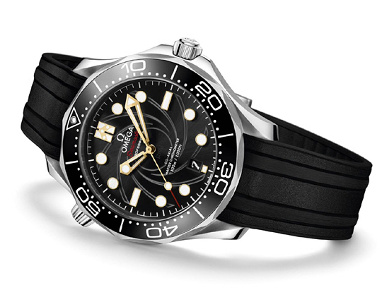 오메가가 가장 사랑하는 스파이 제임스 본드를 기념해 내놓은 ‘오메가 씨마스터 제임스 본드 리미티드 에디션’. 시계판에는 007 영화의 상징과도 같은 ‘건 배럴’(총열) 이미지가 새겨졌다.  오메가 제공