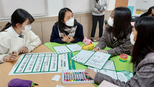 지난달 5일 경남 고성군 철성고에서 1학년 학생들이 직접 아동·청소년 정책을 기획해 공약으로 제시하는 ‘미래에서 온 투표’ 캠페인에 참여해 토론하고 있다. 초록우산어린이재단 제공