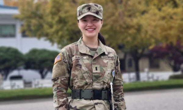 미국 육군 소속으로 현재 유엔군사령부 의장대에서 선임참모로 복무 중인 커스틴 권(한국명 권예영) 중위. 유엔사 트위터 캡처