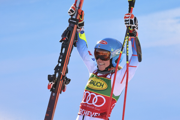 미국의 미케일라 시프린이 21일 밤(한국시간) 프랑스 쿠셰벨에서 열린 국제스키연맹(FIS) 2021∼2022 FIS 알파인 월드컵 여자 대회전에서 우승을 확정한 뒤 기뻐하고 있다. AP뉴시스