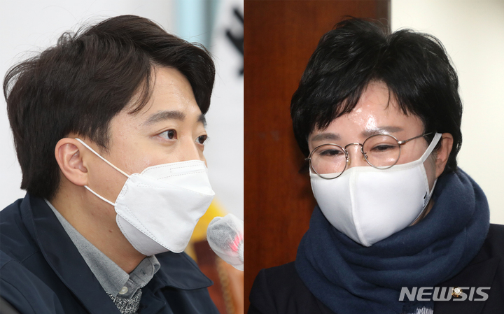 [서울=뉴시스] 국민의힘 이준석 대표가 21일 서울 여의도 국회에서 기자회견을 한 가운데 이 대표를 만나기 위해 당대표실을 찾은 조수진 최고위원이 발길을 돌리고 있다. (사진=뉴시스 DB) 2021.12.21.