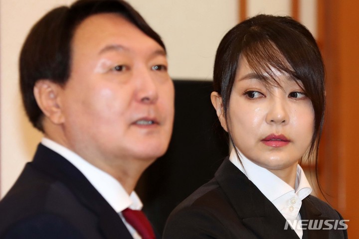 [서울=뉴시스] 윤석열 국민의힘 대선 후보와 부인 김건희 씨가 2019년 7월 25일 청와대 본관에서 열린 검찰총장 임명장 수여식에 참석한 모습. 2021.12.15.