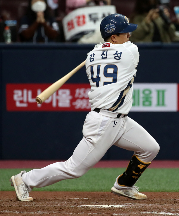 두산 유니폼을 입는 강진성. 뉴시스