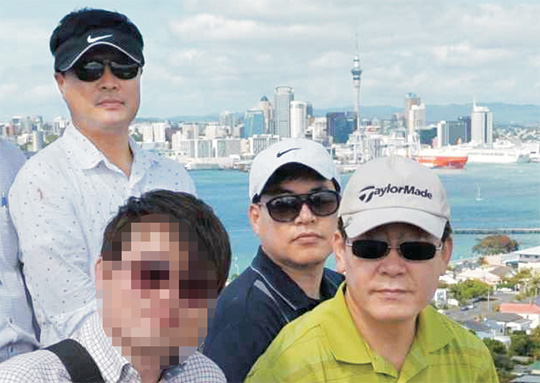 이재명(오른쪽 첫 번째) 더불어민주당 대선 후보(당시 성남시장)와 김문기(뒷줄 왼쪽·사망) 성남도시개발공사 개발사업1처장, 유동규(뒷줄 오른쪽·구속) 전 성남도공 기획본부장이 2015년 호주 출장지에서 함께 찍은 사진. 이 후보는 이 출장이 끝난 지 17일 만에 대장동 개발사업을 위한 특수목적법인(SPC) 설립안을 결재했다.  이기인 국민의힘 성남시의원 제공