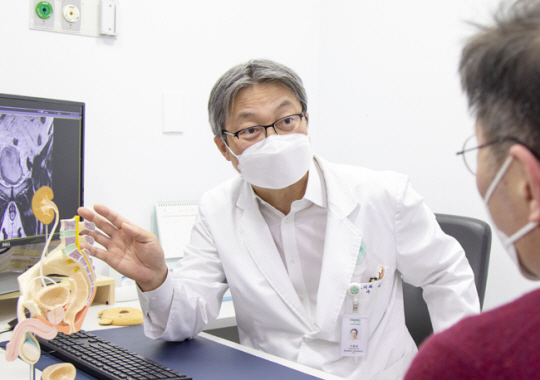 비뇨기질환에 대한 올바른 진료와 정보 제공을 위해 국내에서 처음으로 비뇨기병원을 추진 중인 이대목동병원의 이동현 방광암·인공방광센터장이 지난 16일 환자에게 방광질환에 대해 설명하고 있다.  이대목동병원 제공