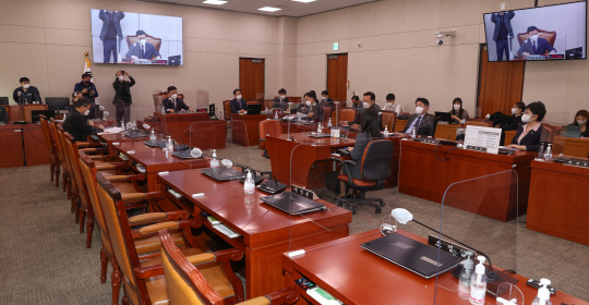 고위공직자범죄수사처의 국회의원·언론인·민간인 등을 상대로 한 전방위 통신 사찰 의혹과 관련해 23일 오전 국회 법제사법위원회 전체회의가 열린 가운데 더불어민주당 의원들의 좌석이 비어 있다.