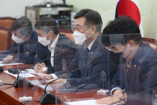 윤호중(오른쪽 두 번째) 더불어민주당 원내대표가 23일 오전 국회에서 열린 정책조정회의에서 모두 발언을 하고 있다.  국회사진기자단
