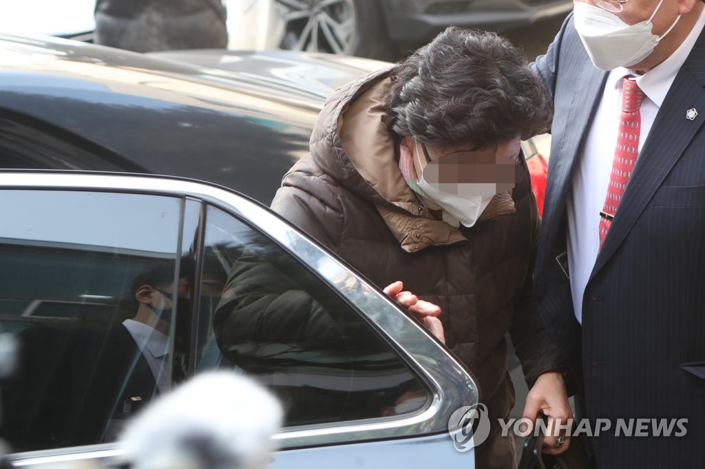 (의정부=연합뉴스) 국민의힘 윤석열 대선후보의 장모 최모 씨가 23일 경기도 의정부시 가능동 의정부지방법원에서 법정으로 향하고 있다.최씨는 2013년 경기도 성남시 도촌동 땅을 매입하는 과정에서 통장 잔고 증명서를 위조한 혐의를 받고 있다. 2021.12.23