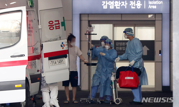 [서울=뉴시스] 지난 22일 오후 코로나19 전담병원인 서울 중랑구 서울의료원에서 코로나19 환자가 이동되고 있다. 2021.12.22.