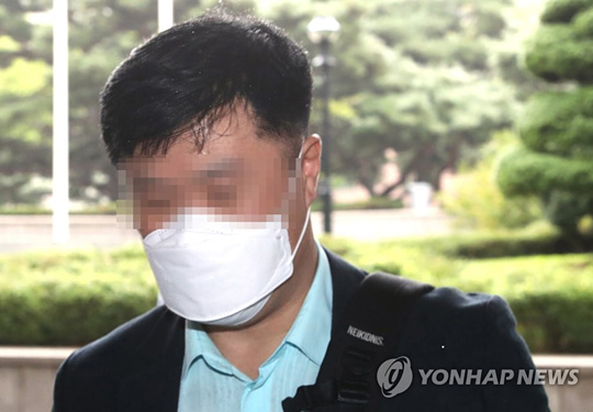 (성남=연합뉴스) 성남도시개발공사 김문기 개발1처장이 지난 21일 오후 8시 30분께 경기 성남시 분당구 성남도시개발공사 사무실에서 숨진 채 발견됐다. 경찰은 이날 김 처장 가족으로부터 실종 신고를 받고 소재 파악을 하던 중 성남도시개발공사 1층 사무실에 김씨가 쓰러져 숨져 있는 것을 발견했다. 사진은 지난 10월 대장동 개발 특혜 의혹 관련 검찰 조사를 받기 위해 서울중앙지검에 들어서는 김 처장 모습. 2021.12.21 [연합뉴스 자료사진]