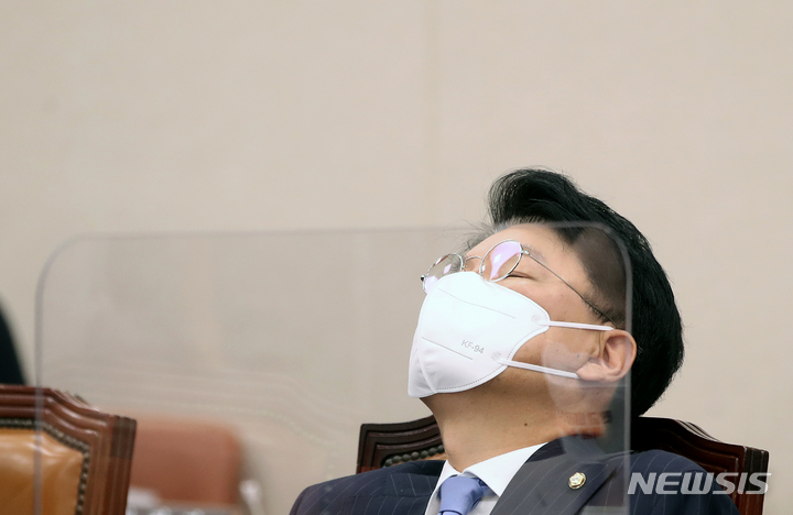 [서울=뉴시스] 장제원 국민의힘 의원이 아들 노엘(본명 장용준)이 구속 송치된 19일 오전 서울 여의도 국회에서 열린 법제사법위원회의 법제처에 대한 국정감사에서 눈을 감은 채 생각에 잠겨 있다. (공동취재사진) 2021.10.19.