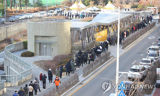 길게 늘어선 검사 행렬 [연합뉴스 자료 사진]