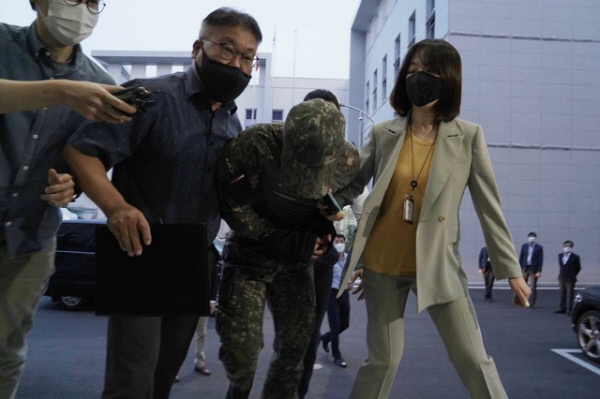 극단적인 선택을 한 공군 여성 부사관을 성추행한 혐의를 받는 사건의 피의자 장모 중사가 지난 6월 2일 서울 용산구 국방부 보통군사법원 영장실질심사에 출석하는 모습. 국방부 제공