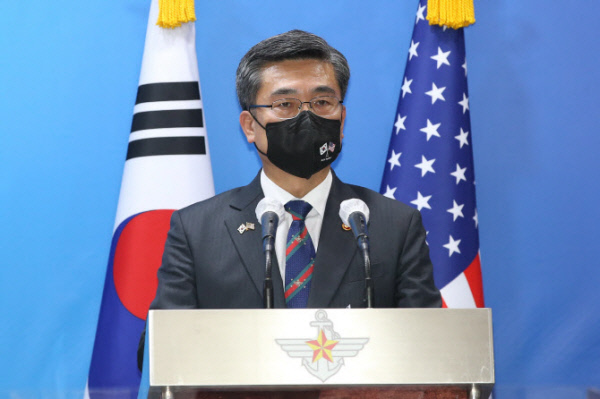 서욱 국방부 장관이 지난 2일 서울 용산구 국방부에서 열린 제53차 한·미 안보협의회의(SCM) 회담을 마치고 브리핑룸에서 공동기자회견 하는 모습. 연합뉴스