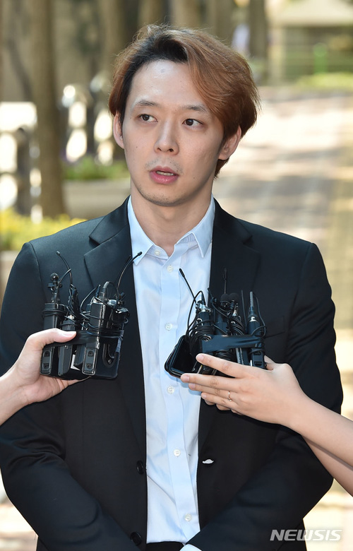 【수원=뉴시스】 마약 투약 혐의로 구속기소된 가수 박유천(33)씨가 1심에서 징역 10월에 집행유예 2년을 선고받고 2일 오전 경기도 수원시 팔달구 수원구치소를 나오며 취재진의 질문에 답하고   있다.  2019.07.02.