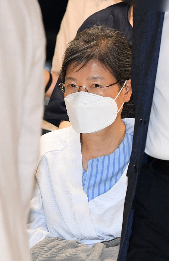 박근혜 전 대통령이 지난 7월 20일 서울 서초구 서울성모병원에 휠체어를 타고 입원하고 있다. 현재 병원을 옮겨 서울삼성병원에서 정형외과와 치과, 정신의학과 등의 치료를 받고 있는 박 전 대통령은 24일 문재인 대통령의 특별사면 조치로 형 집행 면제를 받았다.  뉴시스