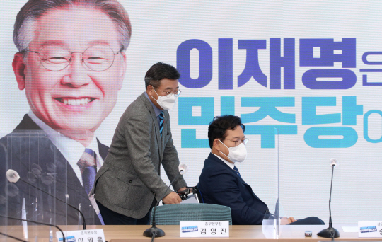 윤호중(왼쪽) 더불어민주당 원내대표가 24일 오전 서울 여의도 당사에서 열린 선대위본부장단 회의에 발목 부상 중인 송영길 대표의 휠체어를 밀며 함께 입장하고 있다.  국회사진기자단