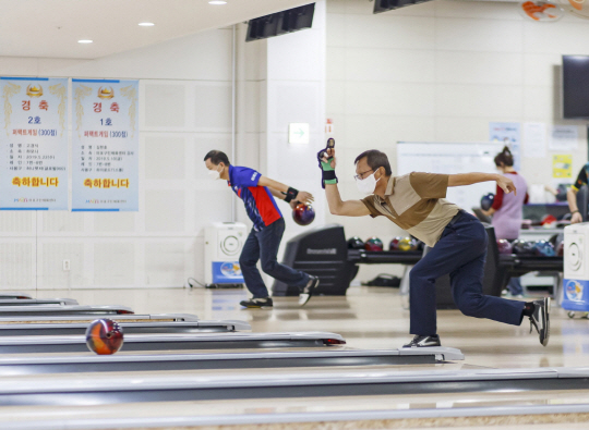 마포구 망원동 마포구민체육센터 내 볼링장에서 주민들이 볼링을 즐기고 있다. 서울 최초 공공볼링장을 갖춘 마포구민체육센터는 지역 최대 실내체육관으로 2015년 11월 문을 열었다.  마포구청 제공