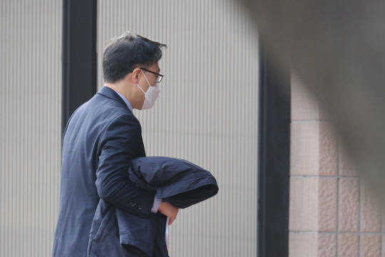 정치인과 기자, 민간인 등에 대한 고위공직자범죄수사처의 무분별한 통신조회로 사찰 논란이 갈수록 커지면서 정치권에서 김진욱 공수처장 사퇴 주장이 나오는 가운데, 김 처장이 23일 정부과천청사 공수처로 출근하고 있다 연합뉴스