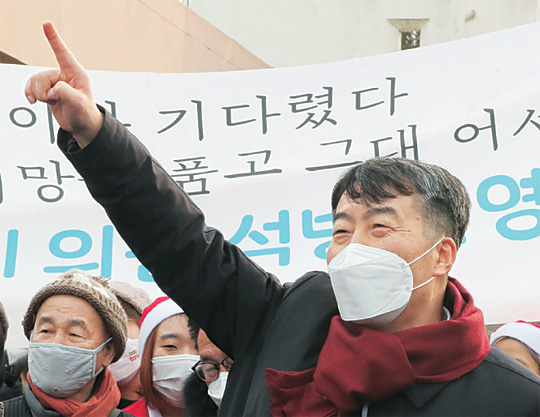 이석기 전 통합진보당 의원이 만기출소를 1년 5개월가량 앞두고 가석방 조치에 따라 24일 오전 대전교도소에서 석방된 후 지지자들을 향해 인사하고 있다. 연합뉴스
