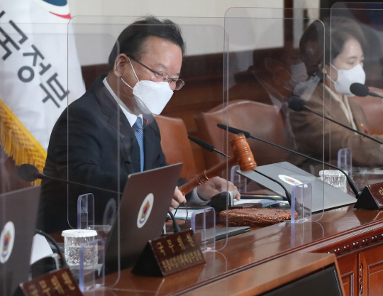 김부겸(왼쪽) 국무총리가 24일 오전 정부서울청사에서 열린 임시 국무회의에서 ‘2022년 신년 특별사면’ 안건을 의결하며 의사봉을 두드리고 있다.  김호웅 기자