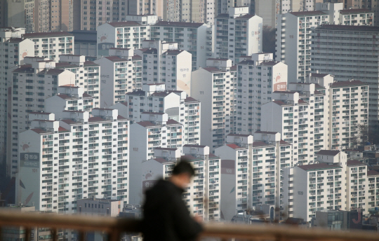 서울에 이어 경기 지역까지 매도세가 강해지면서 향후 부동산 시장 향방에 관심이 쏠리고 있다. 23일 서울 중구 남산에서 바라본 전경 속에 아파트가 빼곡히 차 있다.  연합뉴스