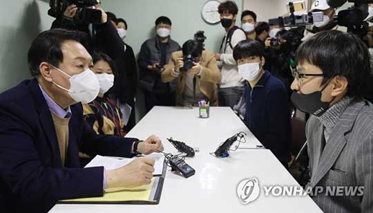 (서울=연합뉴스) 국민의힘 윤석열 대선 후보가 24일 오후 서울 구로구 고아 권익연대를 방문해 간담회를 하고 있다. 고아 권익연대는 아동 고아와 18세가 넘어 시설을 퇴소한 이들의 권익을 보장하기 위해 만들어진 단체다. 2021.12.24 [국회사진기자단]
