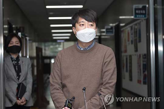 (서울=연합뉴스) 국민의힘 이준석 대표가 24일 국회 당대표실 앞에서 박근혜 전 대통령 특별사면에 대한 입장을 밝히고 있다. 2021.12.24 [국회사진기자단]
