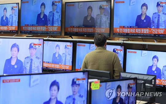 (서울=연합뉴스) 24일 오후 서울 용산구 용산전자상가에서 시민이 박근혜 전 대통령 특별사면 관련 뉴스를 시청하고 있다. 정부는 2022년 신년을 앞두고 오는 31일자로 전직 대통령 등 3천 94명을 대상으로 특별사면을 단행한다고 이날 밝혔다.