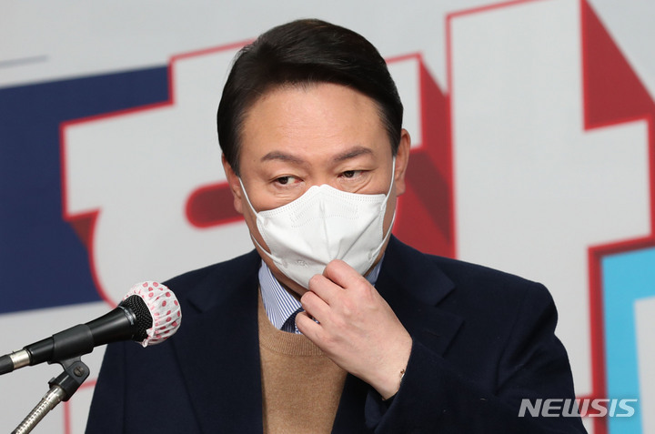 [서울=뉴시스] 국회사진기자단 = 윤석열 국민의힘 대선 후보가 24일 서울 여의도 중앙당사에서 박근혜 전 대통령 특별사면 관련 입장 발표 기자회견을 하고 있다. 2021.12.24.