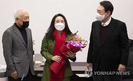 (서울=연합뉴스) 국민의힘 윤석열 대선 후보(오른쪽부터), 새시대준비위원회 수석부위원장으로 영입된 신지예 한국여성정치 네트워크 대표, 김한길 새시대준비위원회 위원장이 20일 서울 여의도 새시대준비위원회 사무실에서 열린 영입인사 환영식에서 기념촬영을 하고 있다. 2021.12.20 [국회사진기자단]