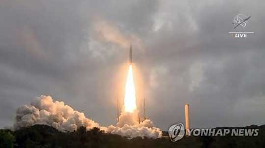 (쿠루 AFP=연합뉴스) 제임스 웹 우주망원경을 실은 아리안5호 로켓이 25일 오전 프랑스령 기아나 쿠루의 기아아 우주센터에서 우주궤도를 향해 날아오르고 있다. 2021.12.25. [NASA TV 제공/ 재판매 금지]