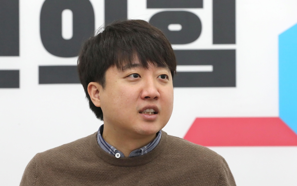 (서울=연합뉴스) 국민의힘 이준석 대표가 24일 서울 여의도 국회에서 연합뉴스와 인터뷰하고 있다. 2021.12.26