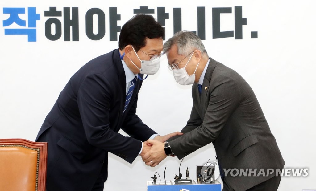 최강욱 대표와 악수하는 송영길 대표[연합뉴스 자료사진]