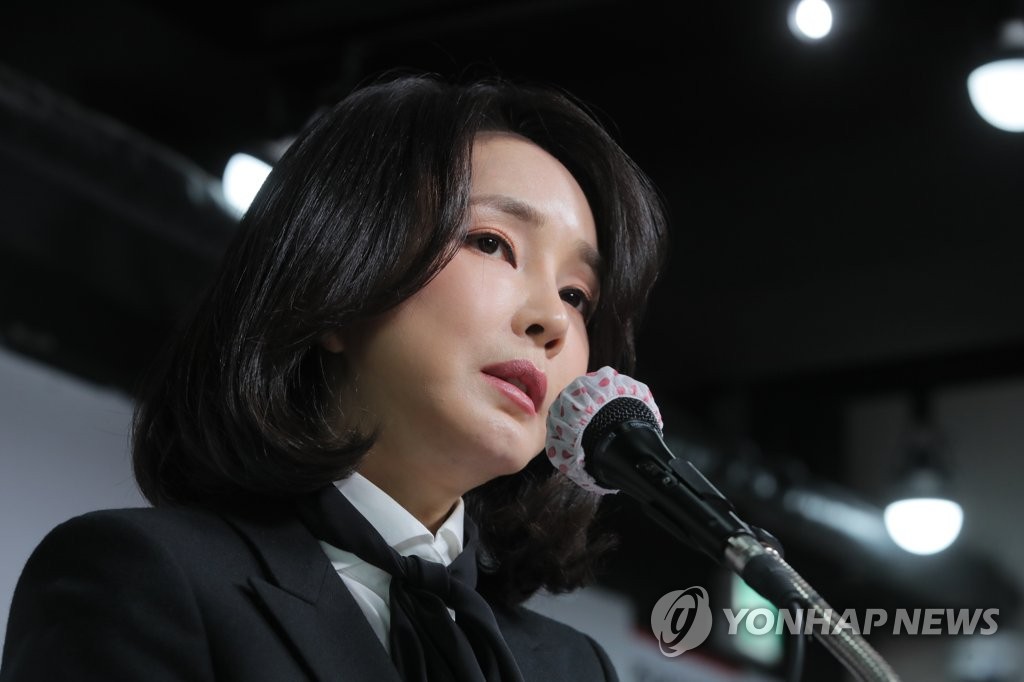 (서울=연합뉴스) 국민의힘 윤석열 대선 후보 부인 김건희 코바나컨텐츠 대표가 26일 오후 서울 여의도 국민의힘 당사에서 자신의 허위 이력 의혹과 관련해 입장문 발표를 하고 있다. 2021.12.26 [공동취재]