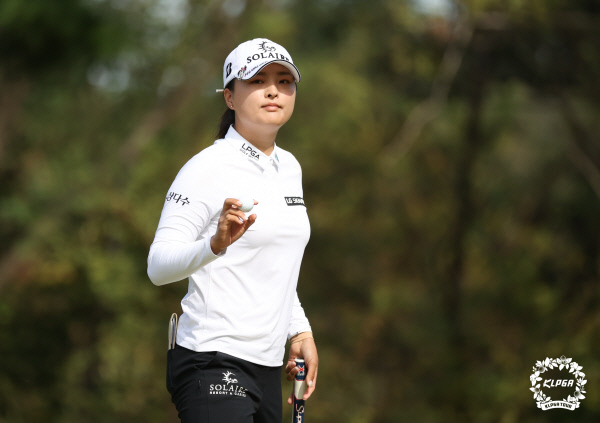 고진영이 지난 10월 24일 부산 기장의 LPGA 인터내셔널 부산에서 열린 BMW레이디스챔피언십 최종라운드 5번 홀에서 퍼트 후 인사를 하고 있다.  한국여자프로골프투어 제공