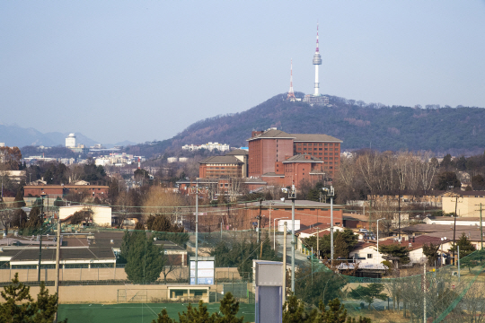 국립중앙박물관에서 바라본 용산미군기지 모습. 지난해 반환받은 스포츠필드, 소프트볼장 부지가 내년 초 시민에게 개방된다. 용산구청 제공