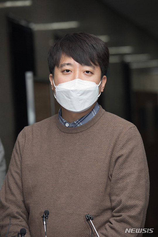 [서울=뉴시스] 이준석 국민의힘 대표가 24일 서울 여의도 국회 당대표실 앞에서 박근혜 전 대통령 사면과 관련한 입장을 밝히고 있다. (공동취재사진) 2021.12.24.