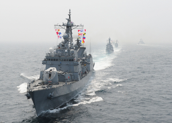 해군 2함대 소속 ‘한국형 구축함’ 을지문덕함이 기동훈련하는 모습. 잠수함 추적 최신형 소나와 순수 국내 개발한 최첨단 ‘두뇌’인 국산 전투체계로 교체된 성능개량을 완료하고 28일 해군에 인도됐다. 해군 제공