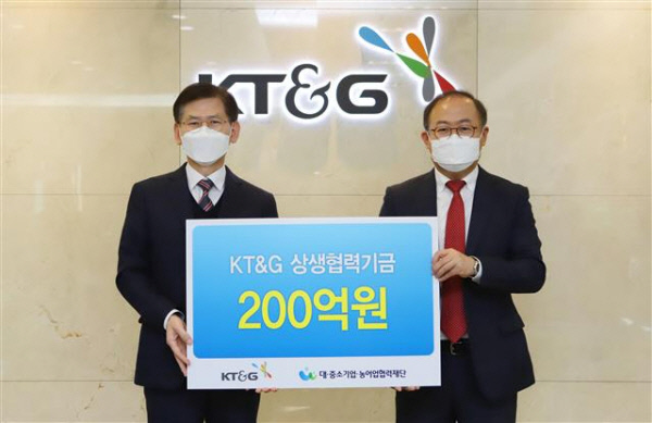 이상학(오른쪽) KT&G 부사장과 김순철 대·중소기업·농어업협력재단 사무총장이 상생협력기금 협약식에서 기념촬영을 하고 있다. KT&G 제공.